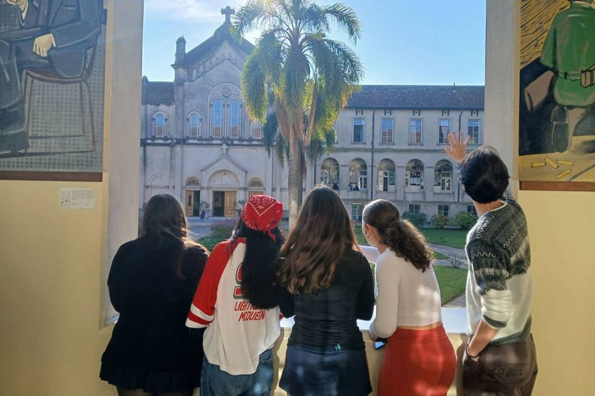 Students waving across a lawn at colegio in Buenos Aires