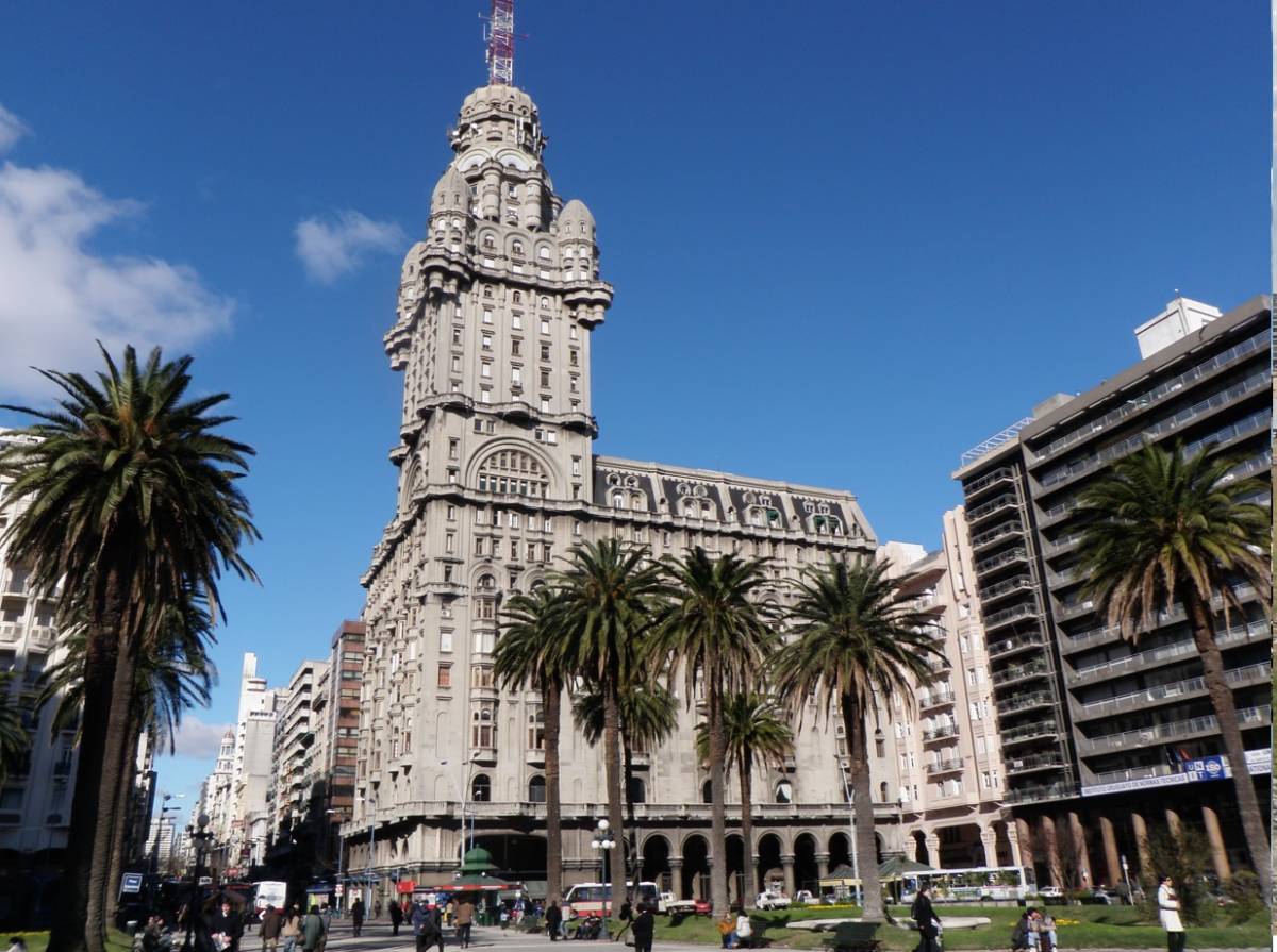 Tourism internship participants assisting tourists at Montevideo attractions