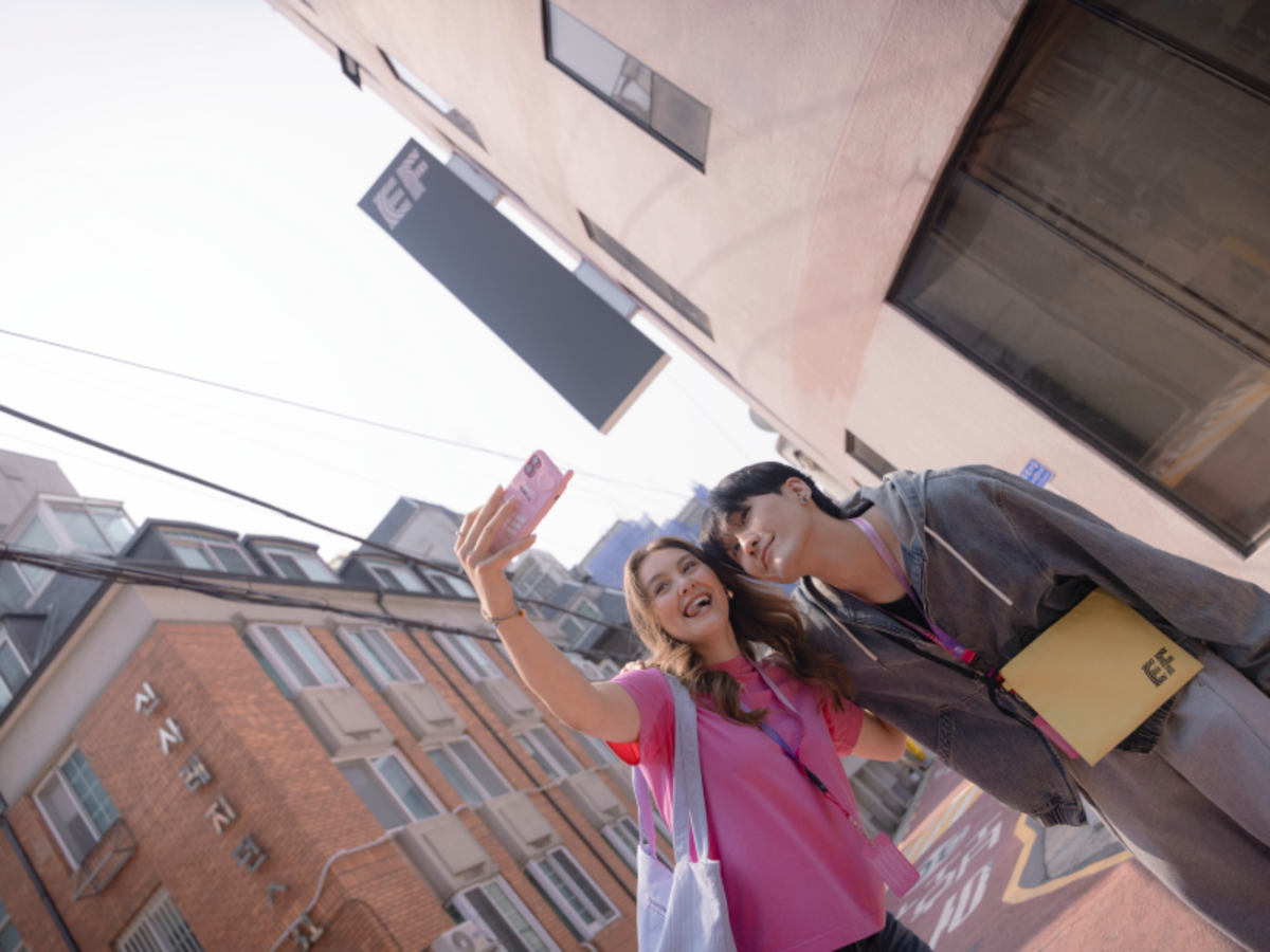 Two EF students taking a selfie outside the EF school building in Seoul.