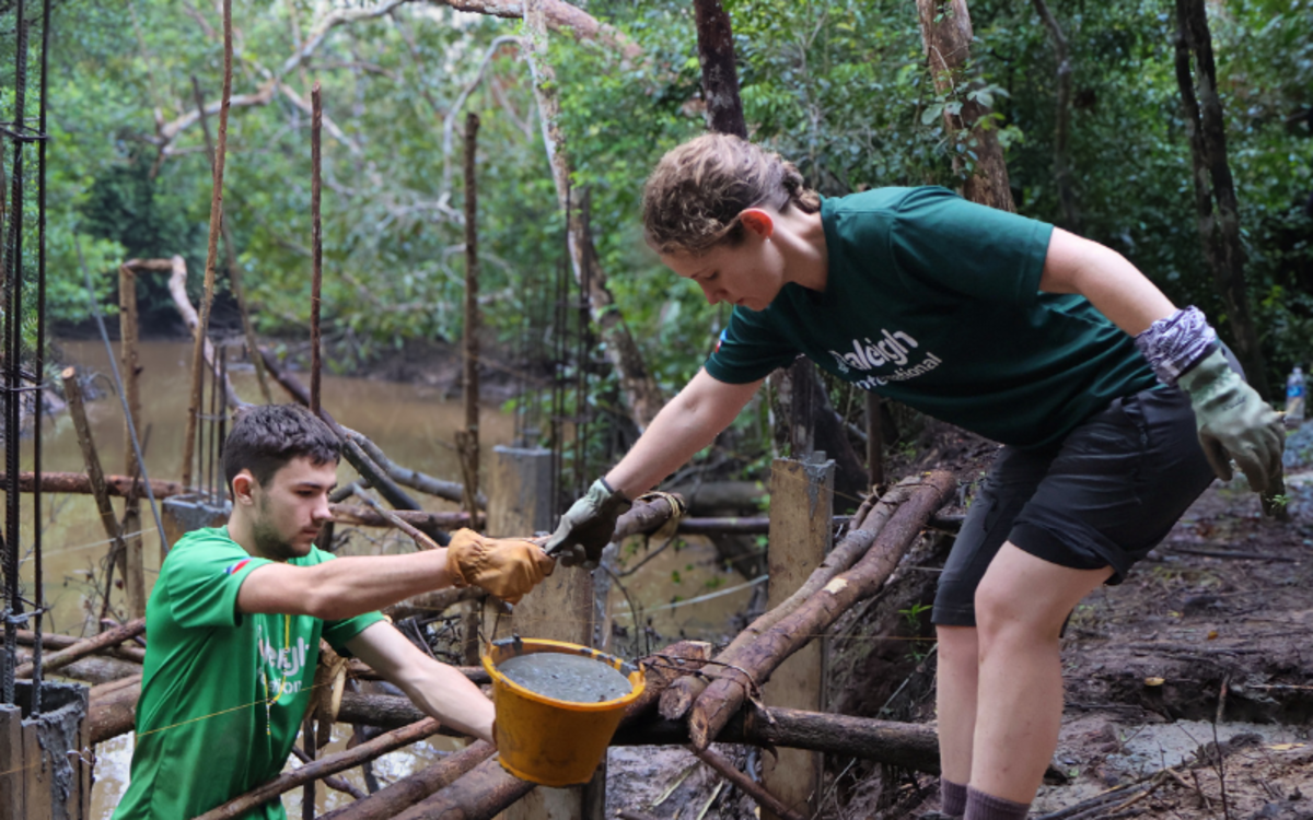 Volunteer in Borneo - venturers working on river jetty