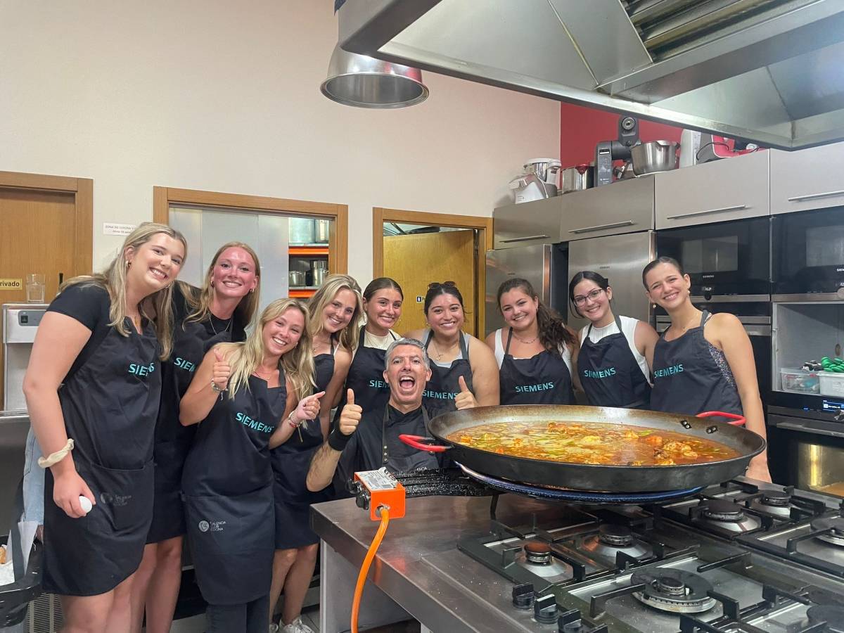 Volunteer make paella.