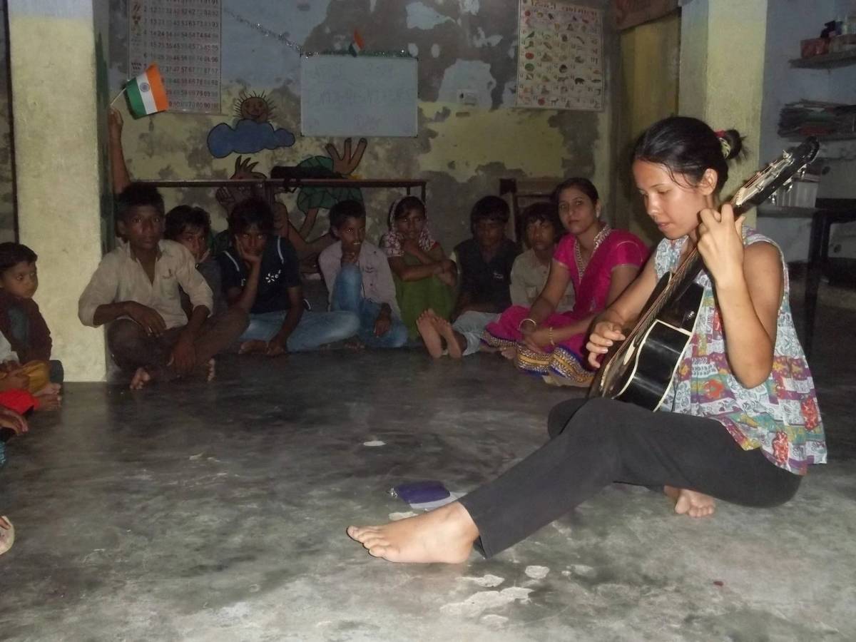 volunteer teaching music to kids