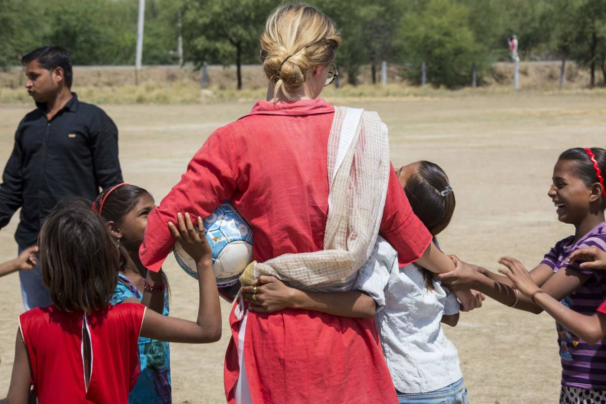 volunteer with kids in India