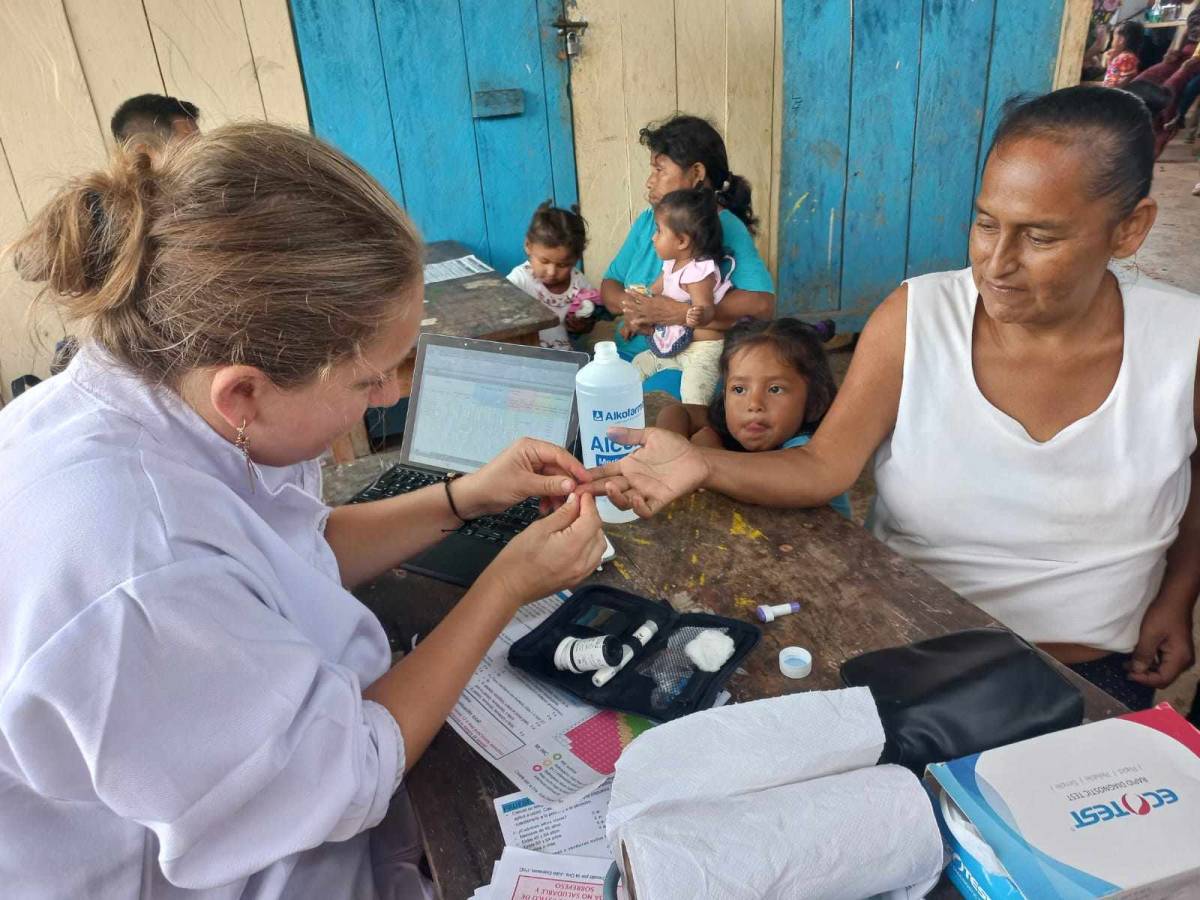Volunteer working in a diabetes prevention campaign