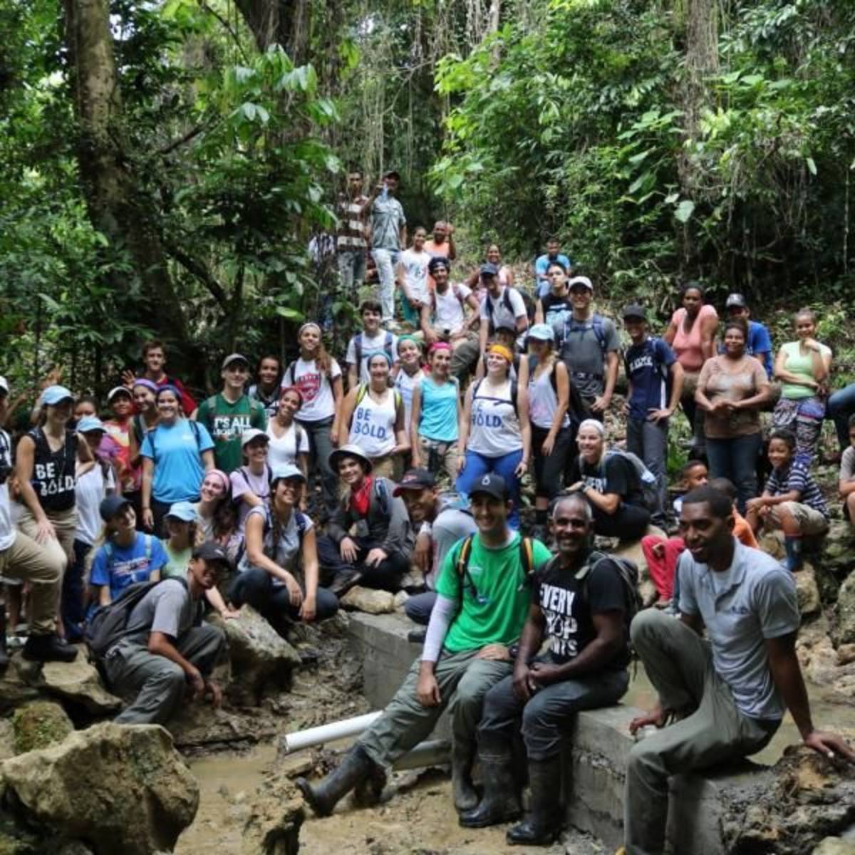 volunteers-in-the-jungle-of-dominican-republic