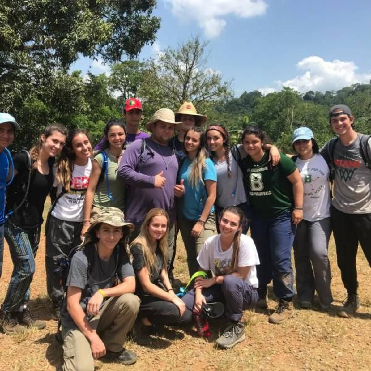 Volunteers-posing-in-the-field