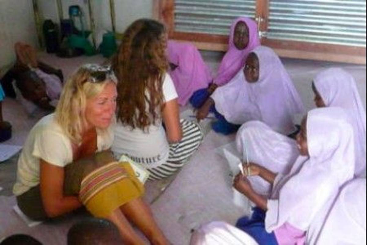 volunteers with children in Zanzibar