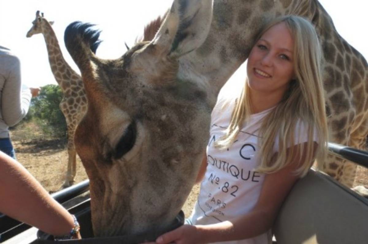 girl with giraffe