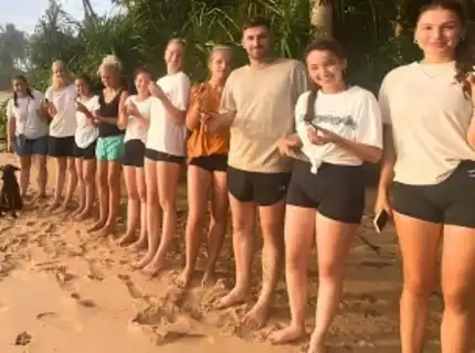 Freepackers' volunteers cleaning the beach
