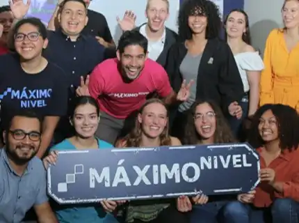 students holding a Maximo Nivel banner