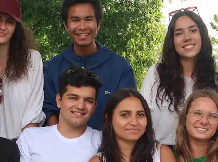 Instituto Hemingway participants doin a jump shot on a beach