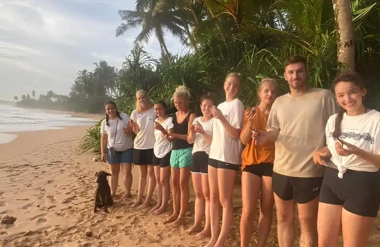 Freepackers' volunteers cleaning the beach