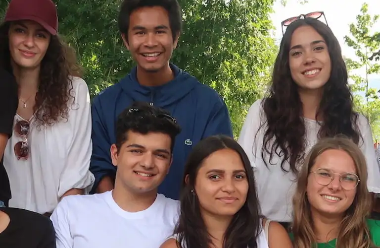 Instituto Hemingway participants doin a jump shot on a beach