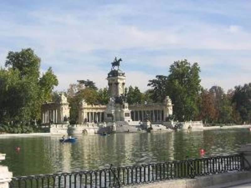 retiro park in madrid 