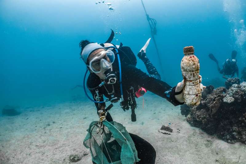 a diver cleans the ocean trash 