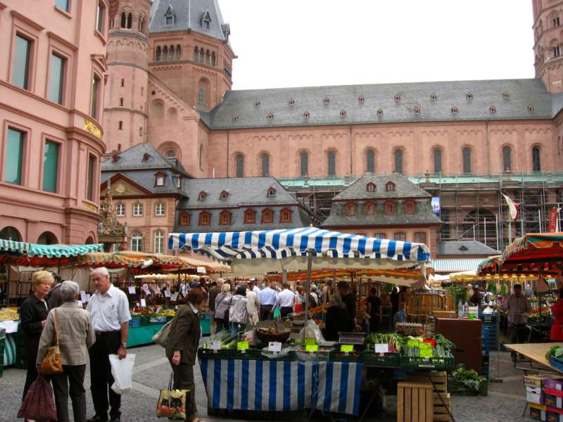 A marketplace in front of a cathedral