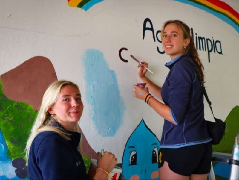 agua-limpia-clean-water-mural-volunteers-ecuador