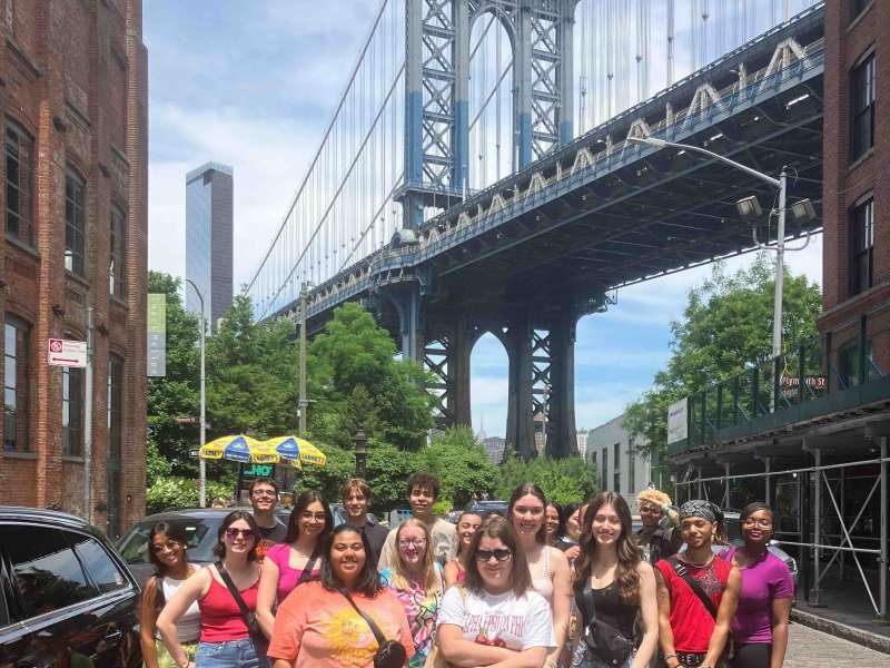 AIFS Abroad interns at the Brooklyn Bridge in New York City