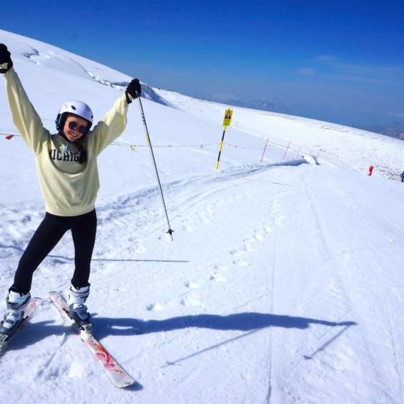 girl skiing