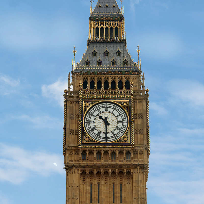 Big Ben in front of a blue sky