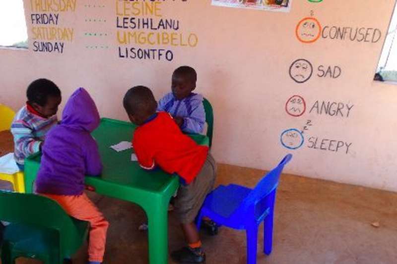 children sharing a table