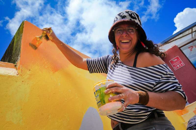 Community mural painting ecuador