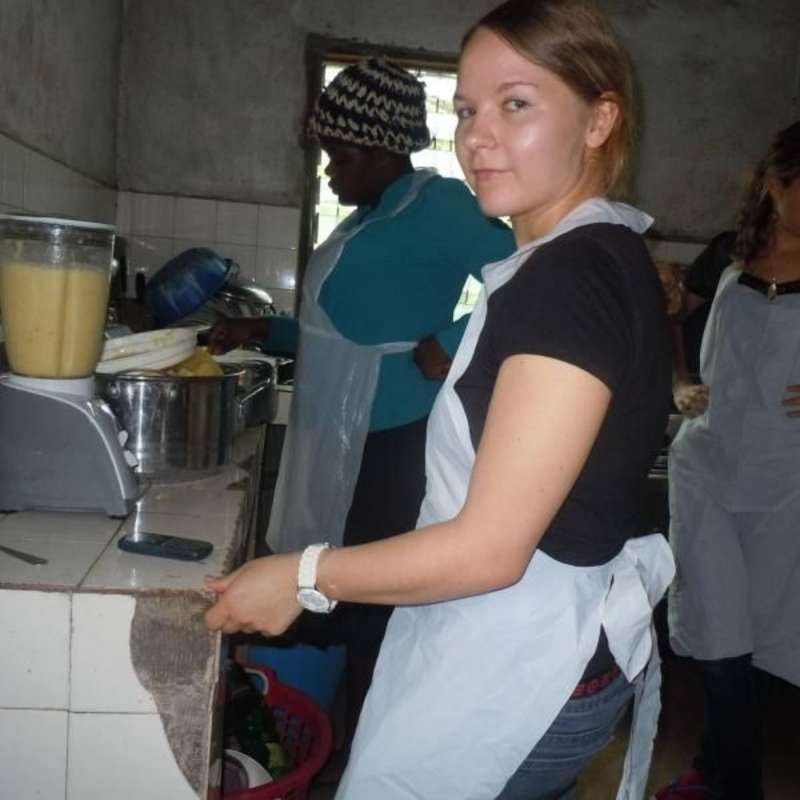 volunteer mixing nutritious drinks