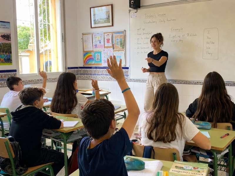 Female teacher leading an English lesson in a Spanish classroom
