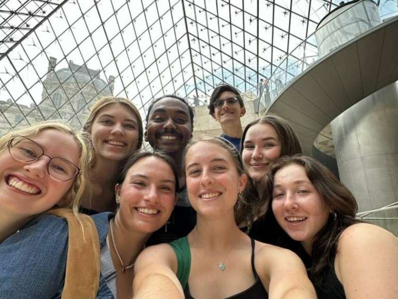 Friends in the Louvre
