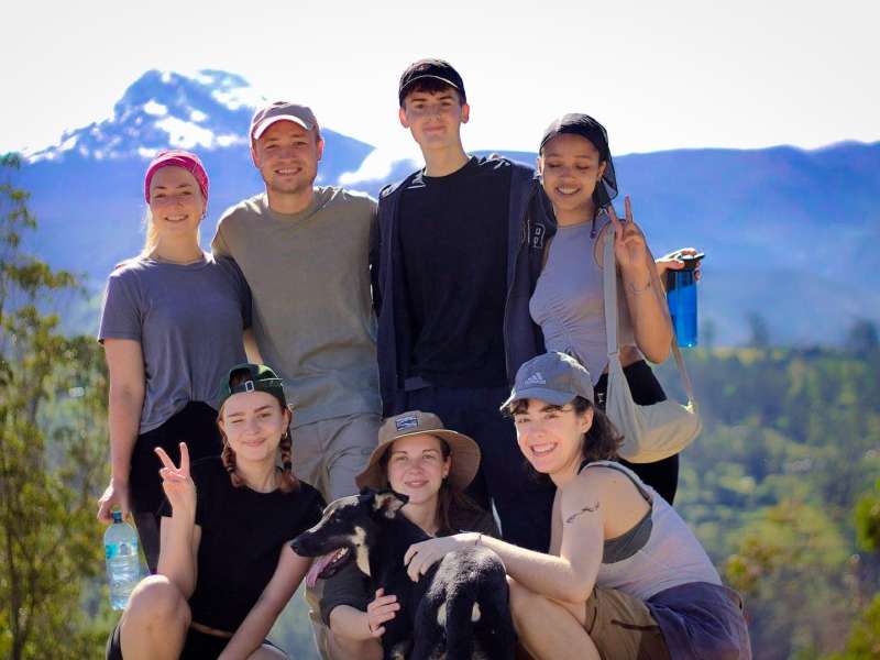 group-hike-atandahua-mountain-viewpoint