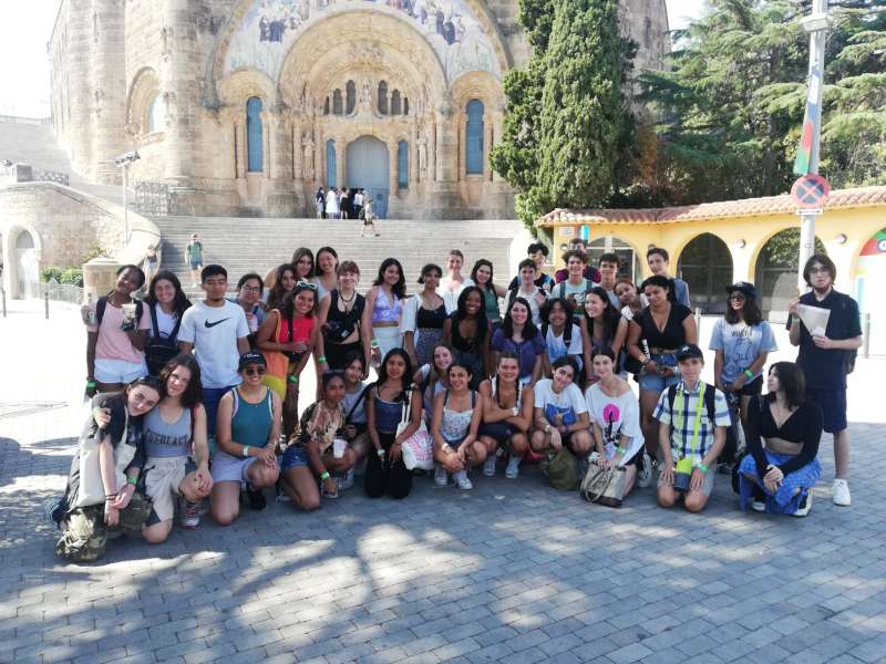 Group photo in front of cathedral in Barcelona