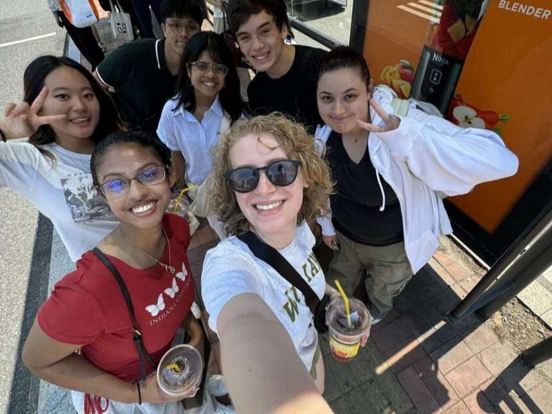 High schoolers on scavenger hunt through Seoul