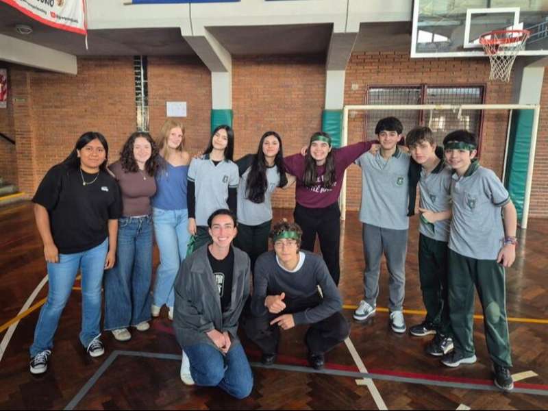 High schoolers playing capture the flag in Argentinian gym
