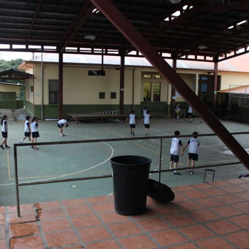 Teaching and Assisting in Schools in Costa Rica with Love Volunteers!