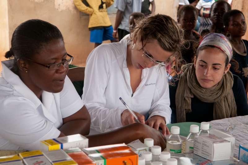Volunteer distributing medicines