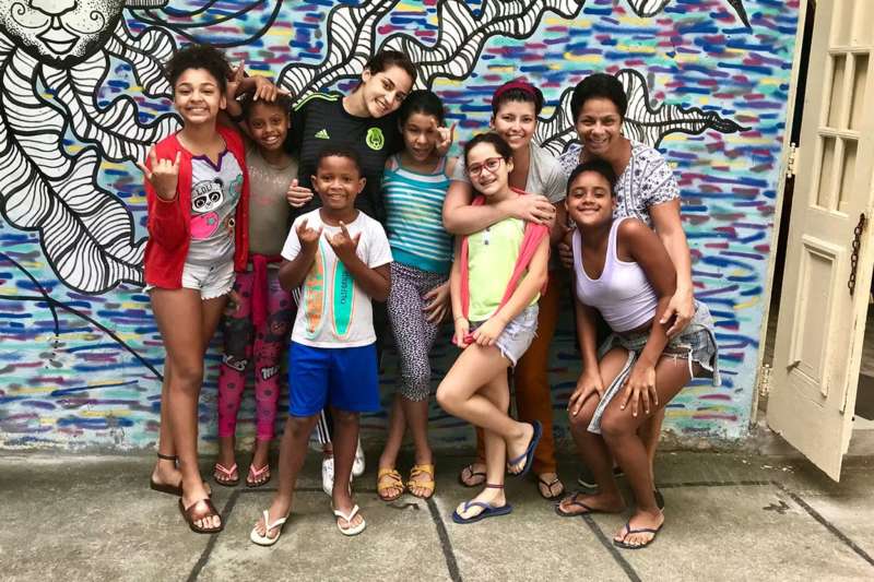IVHQ Group volunteer posing with her class of children in Brazil