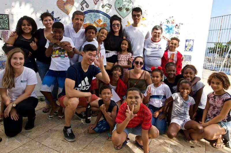 IVHQ Group volunteers with their class of children in Brazil