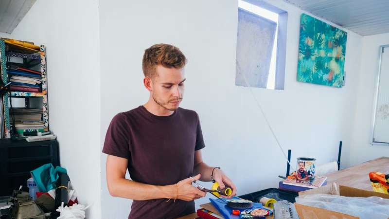 IVHQ Volunteer making crafts for the community in Brazil