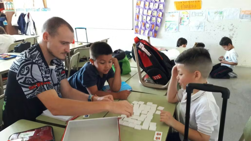 IVHQ Volunteer playing a matching game with children in Argentina 