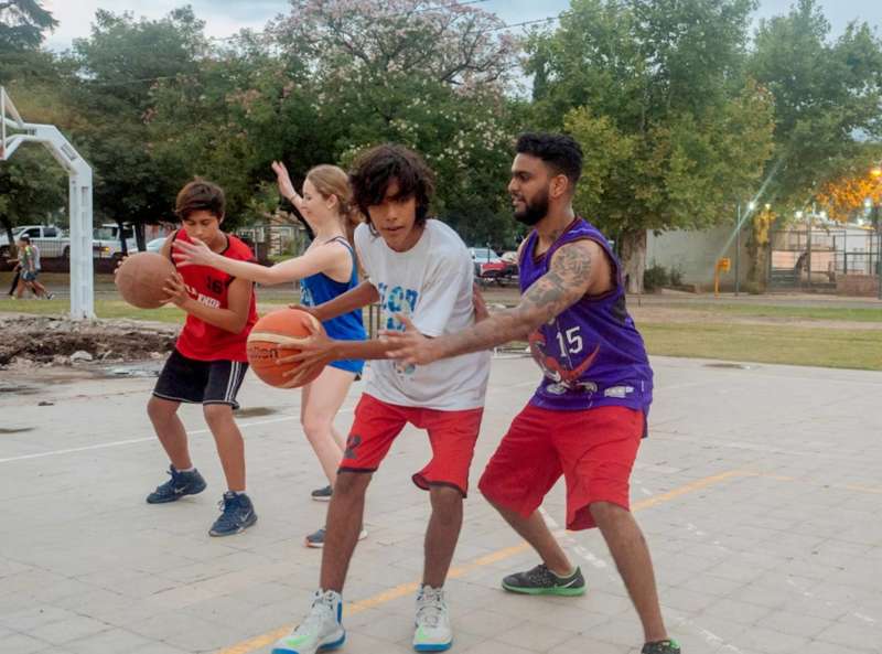 IVHQ Volunteer playing basketball with teenagers in Argentina