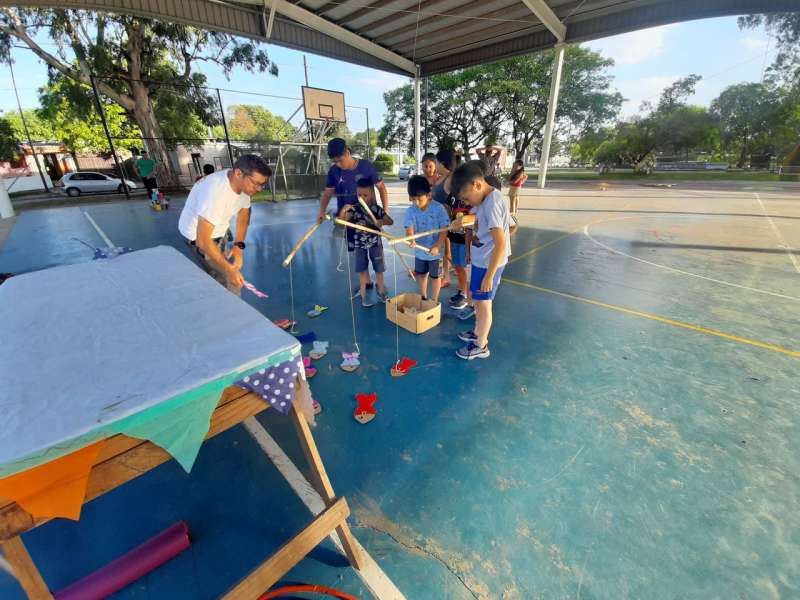 IVHQ Volunteer setting up and playing a game with local children.