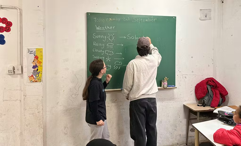 IVHQ Volunteer teaching english to a young girl in Argentina 