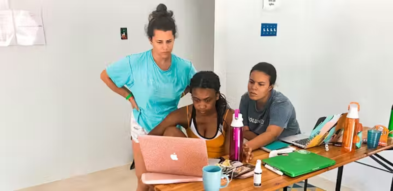 IVHQ Volunteers Helping with Small Business Development 