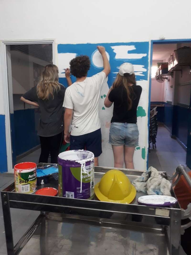 IVHQ Volunteers painting a mural for local children