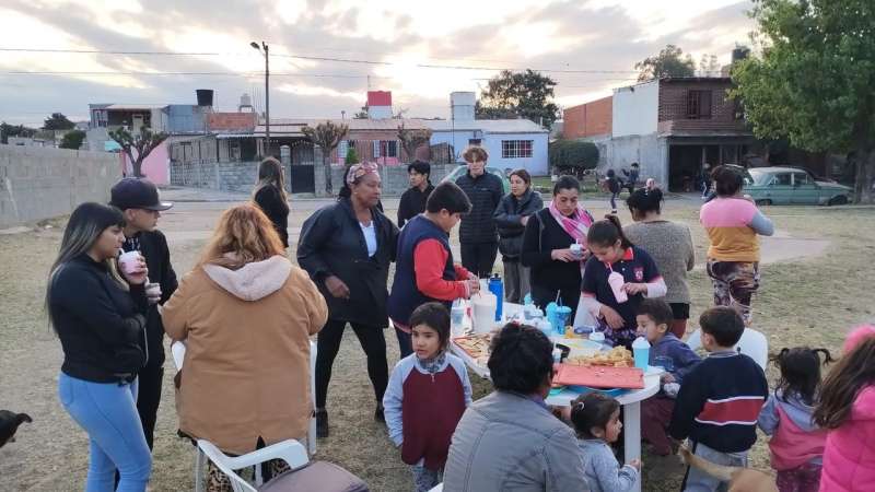 IVHQ Volunteers serving food and drink to the local community 