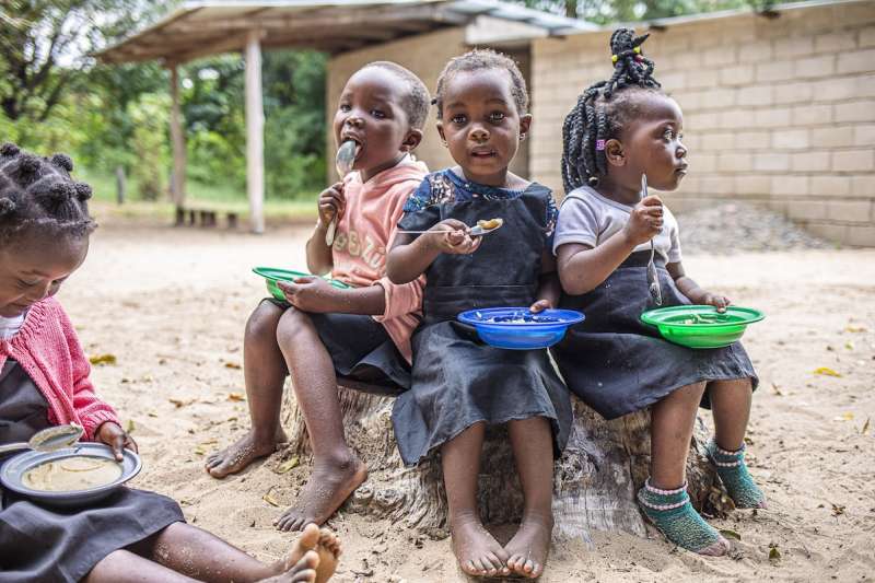 Kids eating