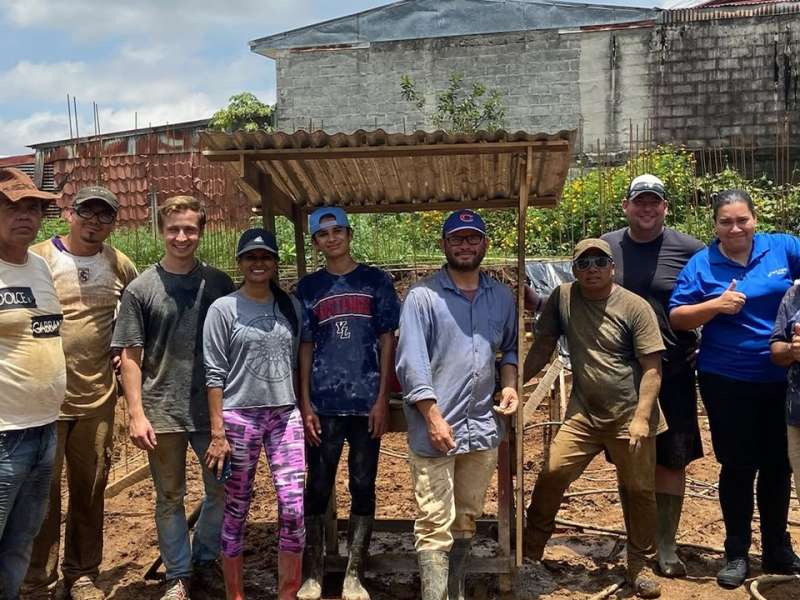 Maximo Nivel Gap Year program participants in Costa Rica