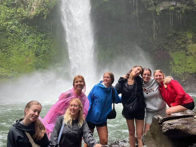 Maximo Nivel Gap Year program participants in Costa Rica