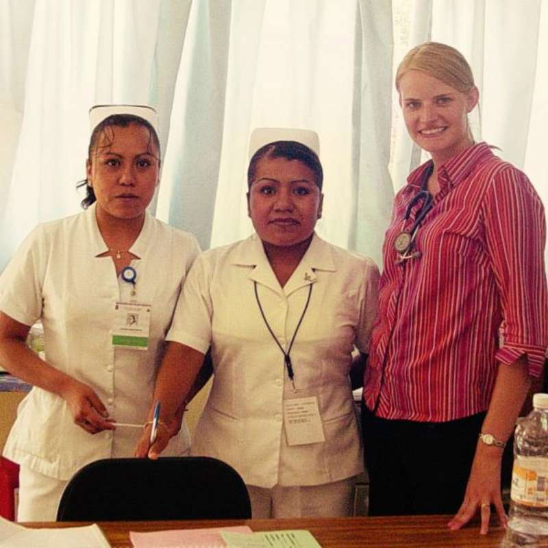 Medical Intern with staff - Volunteer in Oaxaca - Adelante Abroad