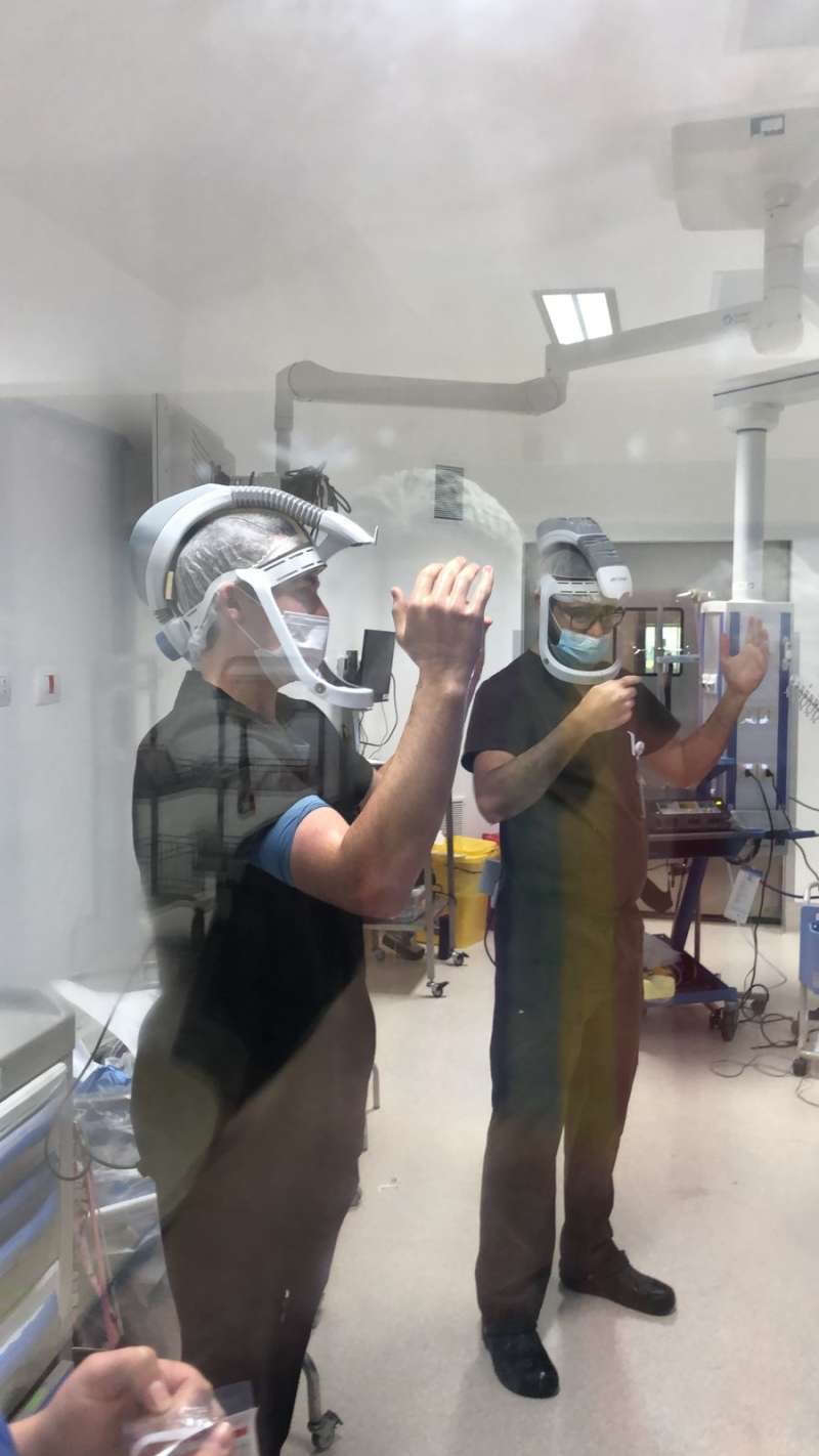 Medical internship program in Chile with students observing clinical training in a hospital setting, gaining hands-on healthcare experience in an international environment.